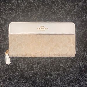 Beautiful BRAND NEW coach wallet!